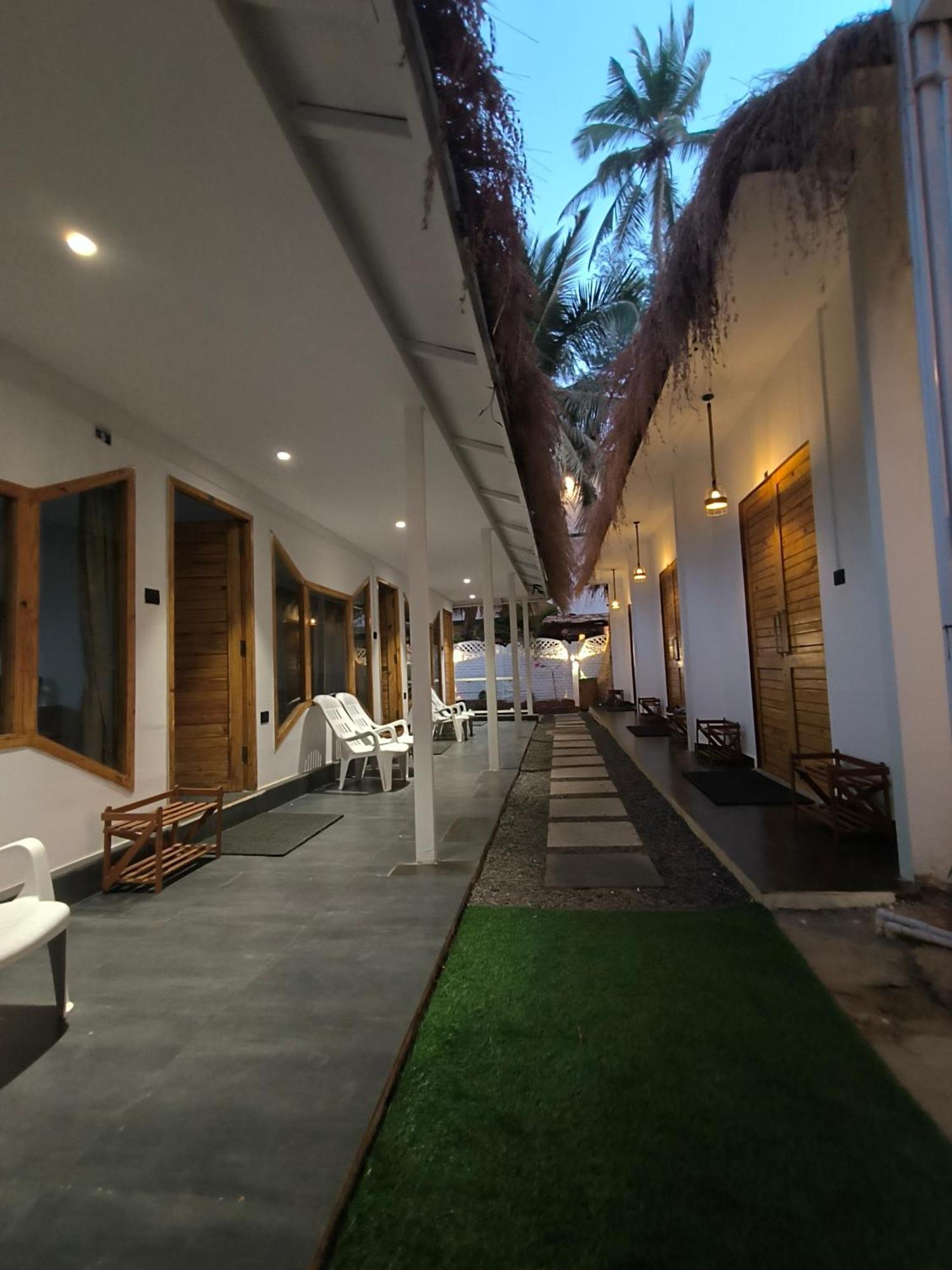 Aqua Beach Stays Ashwem 만드렘 외부 사진